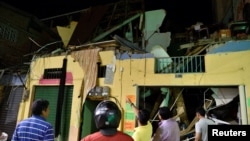 에콰도르 지진 피해 현장을 주민과 관계자들이 살펴보고 있다. 