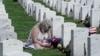 Фото: Крістін Ганікатт на могилі свого сина військового Едварда Ганікатта, Арлінгтонський цвинтар, Вірждинія, США, 29 травня 2002 року. REUTERS/Кен Седено