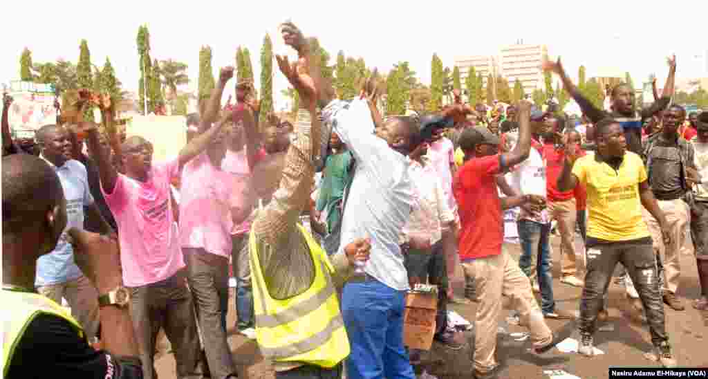 Wasu Masu Goyon Bayan Ali Ndume a Lokacin Zanga Zangar da Suka Yi Sun Yi a Abuja, Afrilu 04, 2017