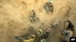 Miners dig for diamonds in Marange, eastern Zimbabwe. (file photo).