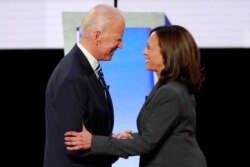 Mantan Wapres Joe Biden (kiri) dan Senator Kamala Harris dalam Debat Capres Partai Demokrat.