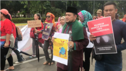 Para peserta pawai membawa poster-poster mendesak pengesahan RUU Penghapusan Kekerasan Seksual (RUU P-KS) di Jakarta, 8 Desember 2018. RUU P-KS mengatur secara spesifik sembilan bentuk kekerasan yang selama ini belum masuk di KUHP. (Foto: Rio Tuasikal/VOA)