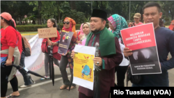 Para peserta pawai membawa poster-poster mendesak pengesahan RUU Penghapusan Kekerasan Seksual (RUU P-KS) di Jakarta, 8 Desember 2018. RUU P-KS mengatur secara spesifik sembilan bentuk kekerasan yang selama ini belum masuk di KUHP. (Foto: Rio Tuasikal/VOA)