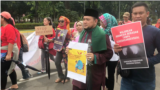 Para peserta pawai membawa poster-poster mendesak pengesahan RUU Penghapusan Kekerasan Seksual (RUU P-KS) di Jakarta, 8 Desember 2018. RUU P-KS mengatur secara spesifik sembilan bentuk kekerasan yang selama ini belum masuk di KUHP. (Foto: Rio Tuasikal/VOA