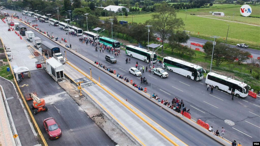 Mientras tanto, en una de las salidas de Bogotá, más de 700 venezolanos se encontraban retenidos el miércoles en 16 buses, esperando el permiso al gobierno para transitar por la carretera y llegar a Cúcuta.&nbsp; [Foto: Diego Huertas]