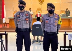 Polisi berjaga-jaga saat sidang pembacaan vonis terhadap Herry Wirawan (36), mantan guru dan pendiri pesantren, yang dituduh memerkosa 13 siswi antara tahun 2016 dan 2021, di Pengadilan Negeri Bandung, Provinsi Jawa Barat, 15 Februari 2022. (REUTERS/Heru Asprihanto/File Foto)