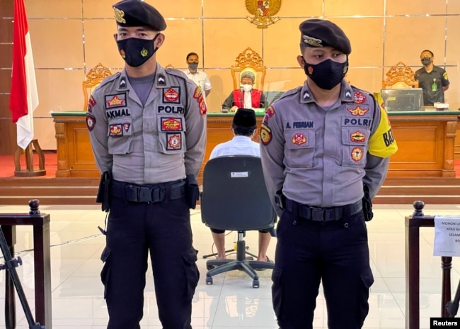 Polisi berjaga-jaga saat sidang pembacaan vonis terhadap Herry Wirawan (36), mantan guru dan pendiri pesantren, yang dituduh memerkosa 13 siswi antara tahun 2016 dan 2021, di Pengadilan Negeri Bandung, Provinsi Jawa Barat, 15 Februari 2022. (REUTERS/Heru Asprihanto/File Foto)