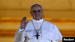 Tân Giáo hoàng mới lấy tước hiệu là Francis. Ngài đã xuất hiện trên ban công của Vương Cung Thánh Đường Thánh Phêrô, ngày 13/3/2013.