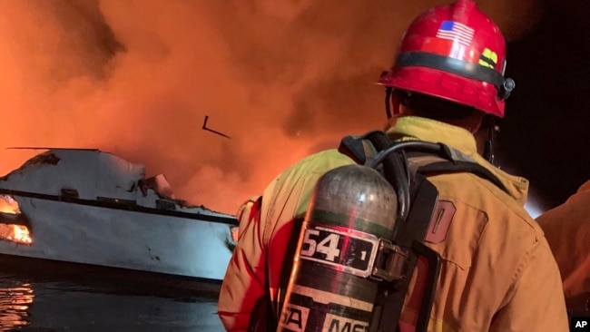 2019年9月2日消防员在南加州海岸为着火船只灭火。