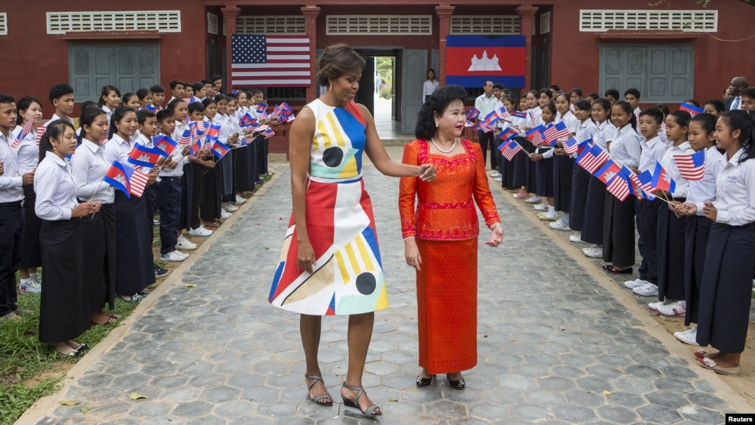 Đệ nhất phu nhân Michelle Obama và phu nhân Thủ tướng Campuchia Bun Rany thăm trường trung học Hun Sen Prasaat Bankong ở ngoại ô Siem Reap, 21/3/2015.