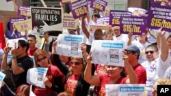 Representantes de sindicatos también se unieron a la serie de marchas y protestas en este caso frente a la Junta de Supervisores en Los Angeles.