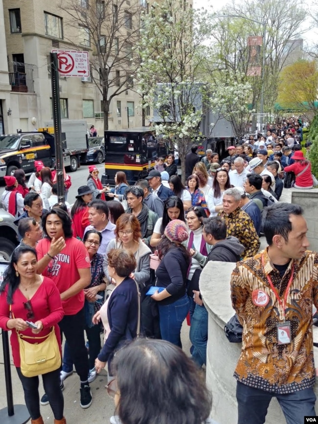 Antrian ratusan WNI yang hendak memberikan suara di KJRI New York meluber hingga ke 5th Avenue, Sabtu 13/4 (VOA/Naratama).