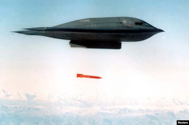 미 공군 B-2 스피릿 전략폭격기가 탄두를 제거한 B61-11 벙커버스터 폭탄을 투하하고 있다.