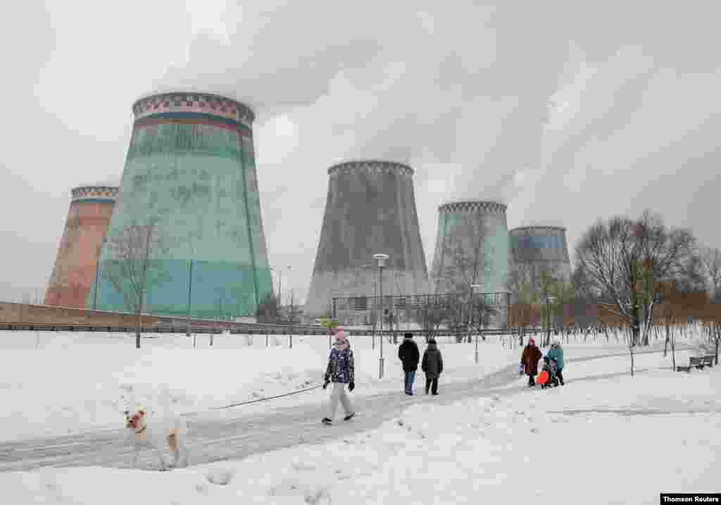 러시아 모스크바의 발전소 굴뚝에서 연기가 피어오르고 있다.