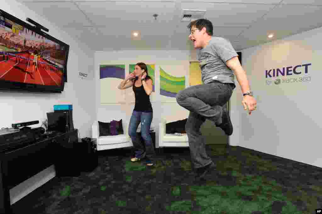 Aktor Rich Sommer bermain Kinect pada Xbox 360 pada konferensi E3 2010 yang diadakan di Los Angeles, 15 Juni 2010.