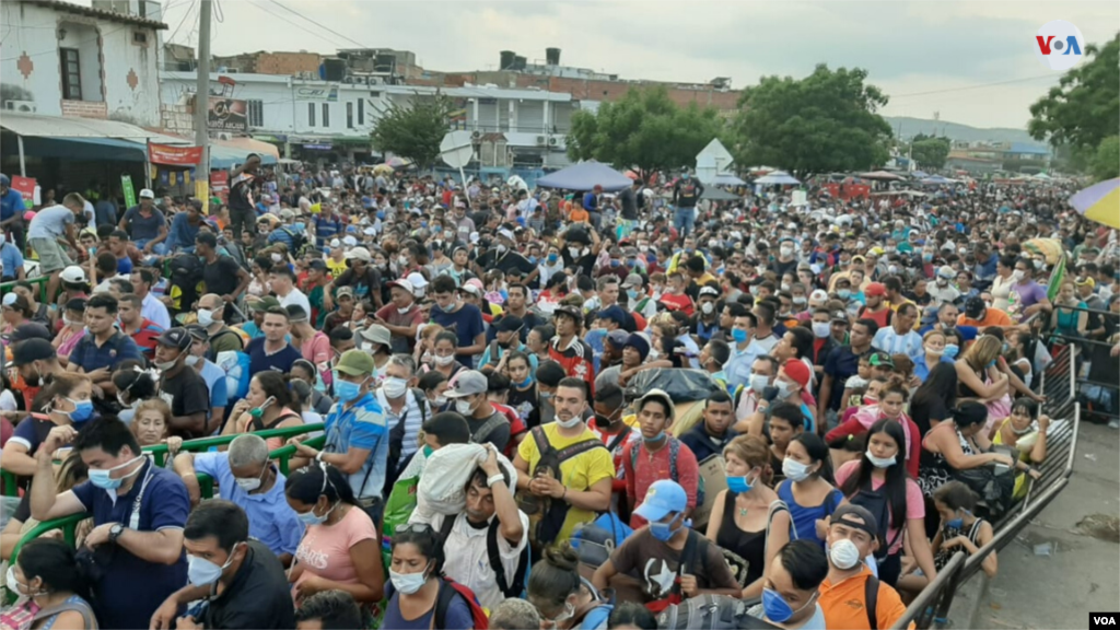 Corresponsales de la Voz de América reportan que continúan llegando personas al punto fronterizo colombiano. (Foto: Hugo Echeverry)