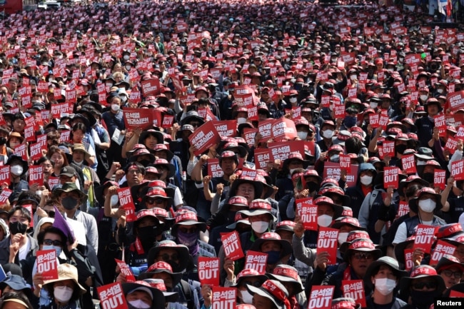 Workers from the Korean Confederation of Trade Unions (KCTU) chant slogans during a May Day rally in Seoul, South Korea, May 1, 2023. (REUTERS/Kim Hong-Ji)