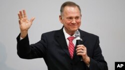 Kandidat Senator AS, Roy Moore melakukan kampanye di Jackson, Alabama, Selasa (14/11). 