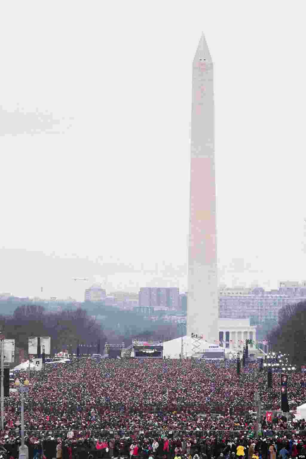 参加奥巴马总统连任就职仪式的观众人数超过预期的80万人，达到一百万人左右。图为国会山见证奥巴马总统就职的公众。（美国之音常晓拍摄）