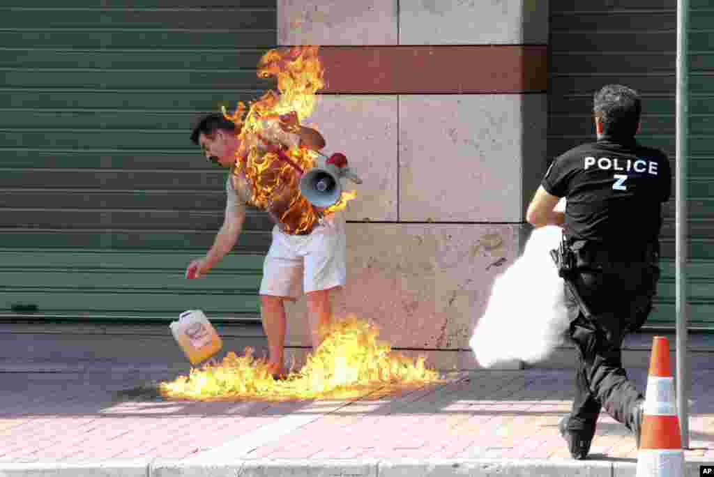 A man sets himself on fire outside a bank branch in Thessaloniki, Greece, September 16, 2011. (Reuters)