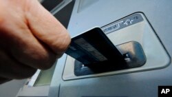 직불카드로 현금자동입출금기(ATM)를 이용하는 모습 (자료사진)
