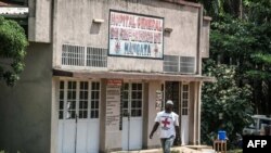 Un membre du personnel du Comité international de la Croix-Rouge (CICR) devant une zone de quarantaine à l'hôpital de Wangata, à Mbandaka, RDC, le 22 mai 2018.