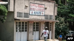 Un membre de la Croix-Rouge devant une zone de quarantaine à l'hôpital de Wangata, à Mbandaka, RDC, le 22 mai 2018.