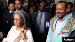 Le Premier ministre éthiopien Abiy Ahmed avec la présidente nouvellement élu Sahle-Work Zewde, alors qu'ils quittent le Parlement à Addis-Abeba, en Éthiopie, le 25 octobre 2018.
