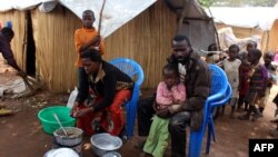 Keluarga di DRC yang menghindari kekerasan akibat pertempuran tinggal di kamp pengungsi di Nchelenge, Zambia, dekat perbatasan DRC (foto: dok). 