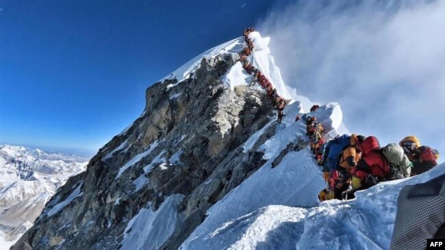 Cảnh đông đúc trên tuyến đường leo lên đỉnh Everest.