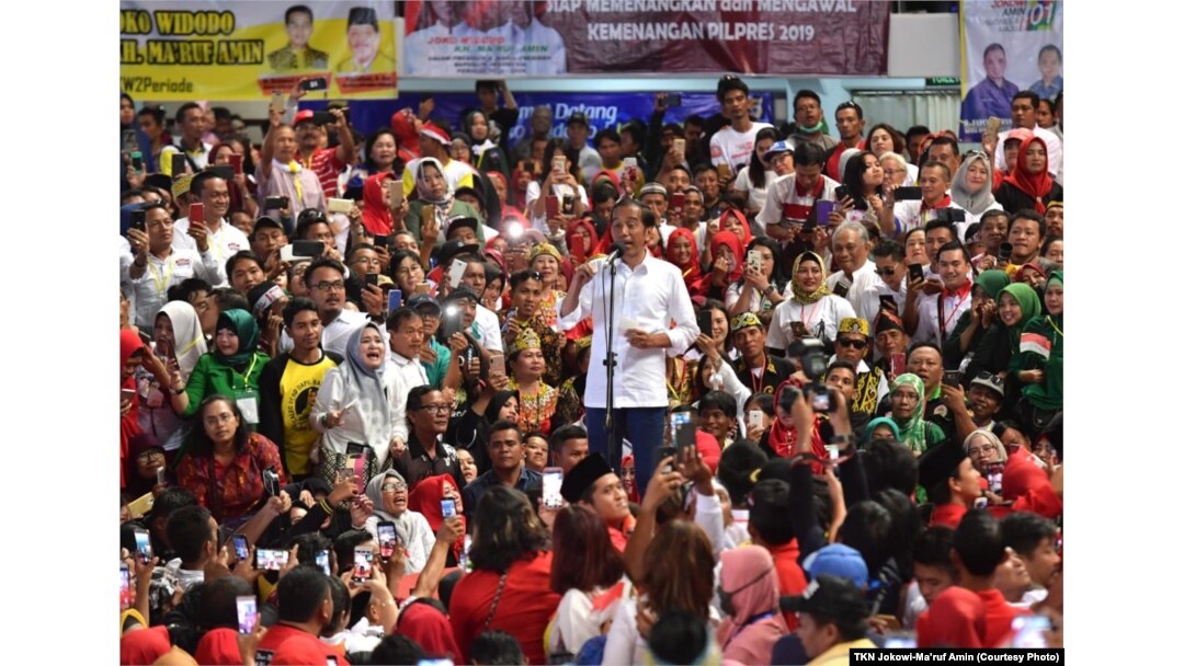 Capres 01 Joko Widodo menarik perhatian massa dengan menyebut pembangunan jalan tol pertama di Kalimantan yang akan selesai akhir tahun ini, dalam kampanye terbuka di Gedung Dome, Balikpapan, Kamis, 28 Maret 2019. (Foto: TKN Jokowi-Ma’ruf Amin)
