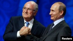 Chủ tịch FIFA Sepp Blatter bắt tay với Tổng thống Nga Vladimir Putin (phải) trong lễ bốc thăm vòng loại World Cup 2018 tại Konstantin Palace, St. Petersburg, 25/7/2015.