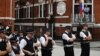 La embajada de Ecuador en Londres permanece resguardada por la policía británica.