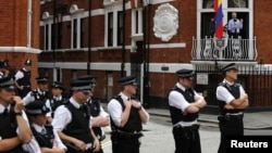 La embajada de Ecuador en Londres permanece resguardada por la policía británica.