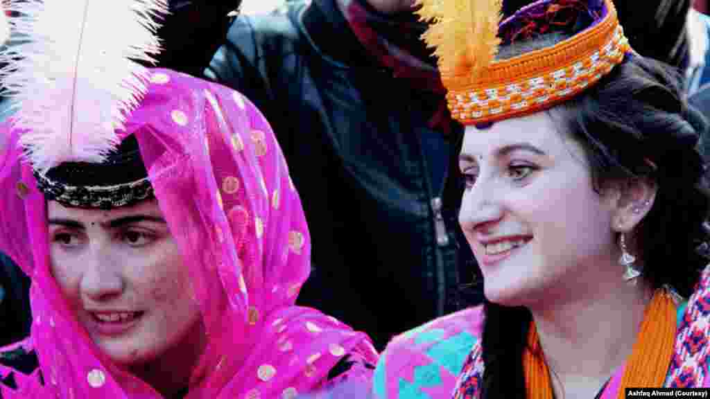 ايک رسم کے مطابق ديوتا سجی گور کے سامنے کئی بکروں کی قربانی کی جاتی ہے اور پھر اُنہیں بھون کر کھايا جاتا ہے۔ تہوار کی خاص دلچسپی خواتین کا وہ روایتی لباس اور بال بنانے کے طریقے ہیں جو قبیلے کی خاص پہچان ہیں۔