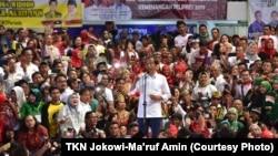 Capres 01 Joko Widodo menarik perhatian massa saat kampanye terbuka di Gedung Dome, Balikpapan, Kamis, 28 Maret 2019. (Foto: TKN Jokowi-Ma’ruf Amin)