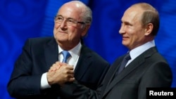 Cựu Chủ tịch FIFA Sepp Blatter và Tổng thống Nga Vladimir Putin trong một sự kiện năm 2015.