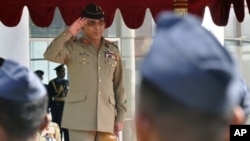 Pakistani Army Chief General Ashfaq Parvez Kayani salutes a Sri Lankan Air Force honor guard in Colombo, January 20, 2011.