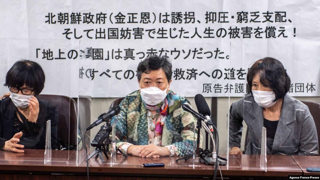 재일 한인 북송 피해자인 가와사키 에이코 씨(가운데)가 14일 북한 정부를 상대로 제기한 손해배상 소송의 첫 재판이 열린 도쿄지방재판소에서 기자회견을 했다.