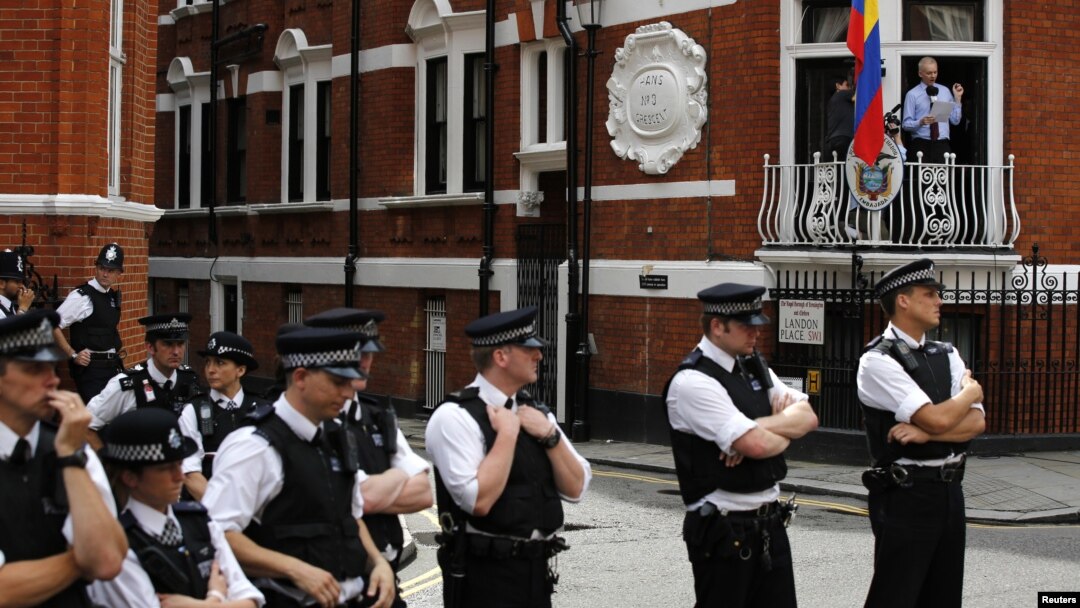 Polisi Inggris berjaga-jaga di luar Kedutaan Besar Ekuador di London, sementara pendiri WikiLeaks Julian Assange berbicara dari balkon kedutaan (19/8). 