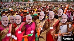 بی جے پی کی حامی خواتین نے ایک ریلی میں نریندر مودی کا ماسک پہن رکھا ہے۔ 30 مارچ 2019 
