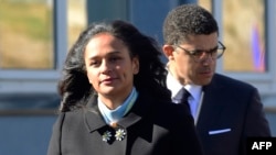 Sindika Dokolo (na nsima) na molongani wa ye Isabel dos Santos, mwana ya mokonzi ya kala ya Angola, José Eduardo dos Santos, na Maia, Portugal, 5 février 2018.