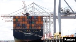 Des conteneurs sont empilés sur un cargo au port de Southampton, en Grande-Bretagne, le 16 août 2017. (REUTERS/Peter Nicholls)