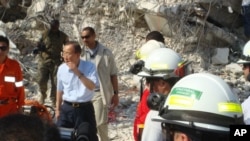 Secretary Ban Ki-moon surveys damage to UN headquarters in Haiti, 17 Jan 2010