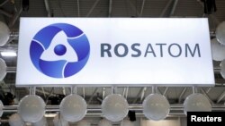 Logo Rosatom Corp. di World Nuclear Exhibition, sebuah pameran perdagangan untuk komunitas nuklir global, yang digelar di Villepinte, dekat Paris, 26 Juni 2018.