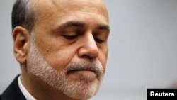 Como ejemplo de estudios alternativos, Ben Bernanke citó al Índice Felicidad Nacional Bruta de Bután.