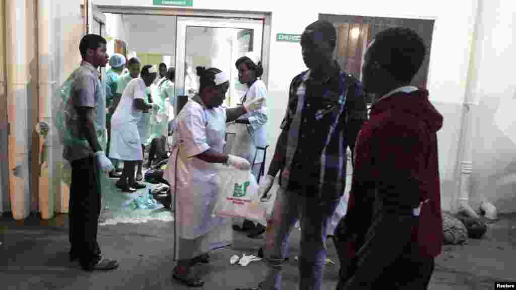 Nurses attend to those who were injured during an explosion, at Asokoro General Hospital in Abuja May 1, 2014.