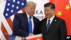 ARCHIVO - El presidente electo de Estados Unidos, Donald Trump, a la izquierda, estrecha la mano del líder chino, Xi Jinping, durante una reunión al margen de la cumbre del G-20 en Osaka, oeste de Japón, el 29 de junio de 2019. AP