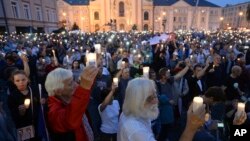 Opposition supporters shout slogans and raise candles as they protest in front of the Supreme Court against a law on court control in Warsaw, Poland, July 21, 2017. The bill on the Supreme Court has drawn condemnation from the European Union and has led to street protests in Warsaw.