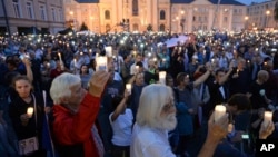 反对派支持者7月21日在波兰最高院前面高呼口号、手举蜡烛，抗议有关最高法院控制权的法律。